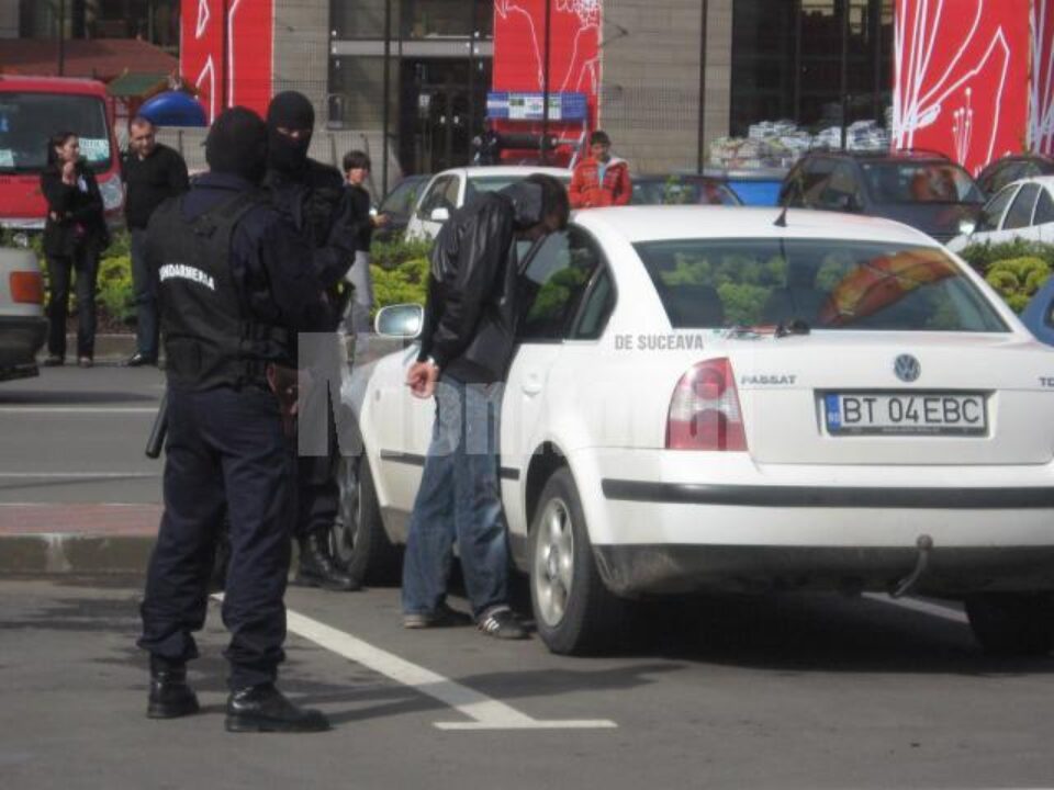 Afaceri periculoase: Peste două kilograme de heroină, tranzacții cu focuri de armă în parcare la mall