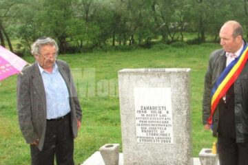 Președintele Comunității Evreilor din Suceava, Sorin Golda, și primarul Ion Băițan la monumentul de la Zaharești