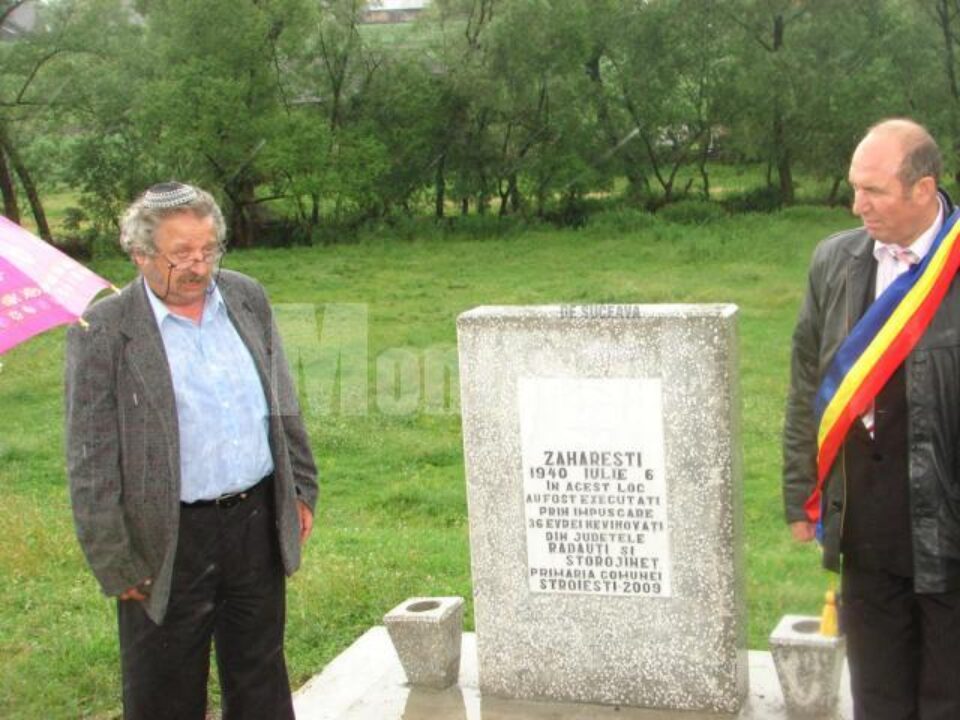 Președintele Comunității Evreilor din Suceava, Sorin Golda, și primarul Ion Băițan la monumentul de la Zaharești Președintele Comunității Evreilor din Suceava, Sorin Golda, și primarul Ion Băițan la monumentul de la Zaharești