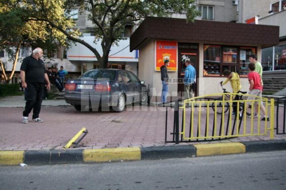 Mașina a rupt gardul metalic de protecție și apoi s-a oprit în peretele chioșcului de Fornetti