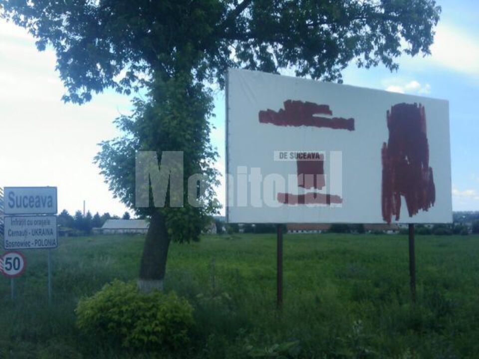 Mai multe panouri de pe spațiul public, folosite de către PSD, au fost acoperite cu vopsea maro și neagră