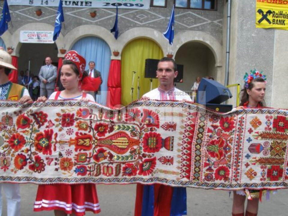 Ștergar brodat de 1.350 de persoane, adus din Ucraina