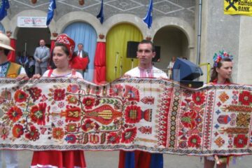 Ștergar brodat de 1.350 de persoane, adus din Ucraina