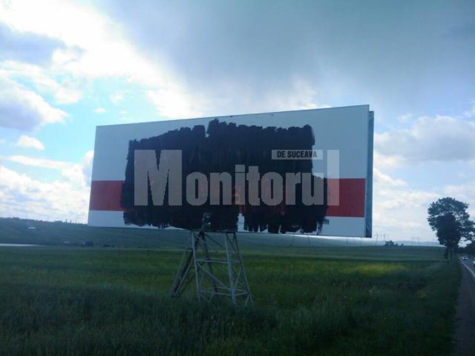 Mai multe panouri de pe spațiul public, folosite de către PSD, au fost acoperite cu vopsea maro și neagră