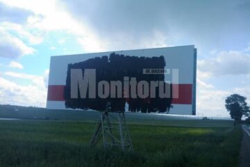 Mai multe panouri de pe spațiul public, folosite de către PSD, au fost acoperite cu vopsea maro și neagră