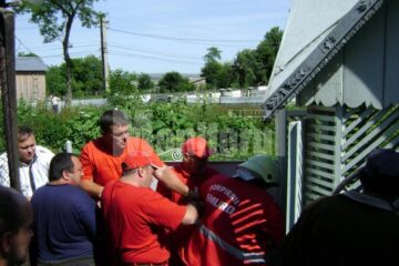 Ajutați de localnici, pompierii au reușit să o scoată afară pe femeia căzută în fântână