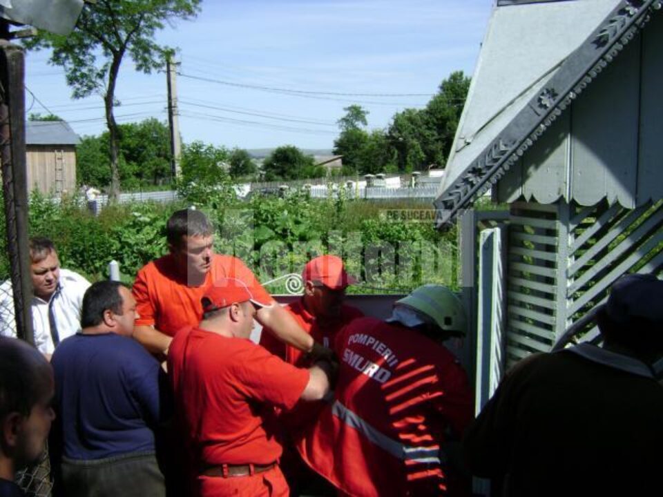 Ajutați de localnici, pompierii au reușit să o scoată afară pe femeia căzută în fântână