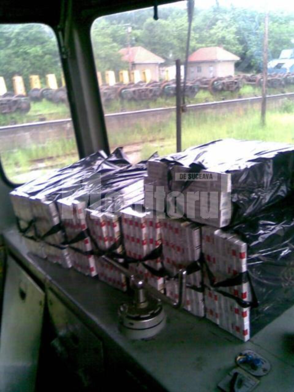Aproape 3.000 de pachete de țigări, ascunse în locomotive