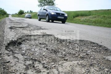 Pentru a ocoli gropile, șoferii trebuie să intre pe contrasens