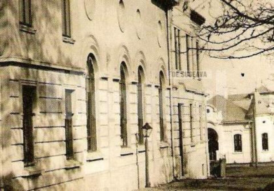 Lampă cu fotogen lângă Dom Polski