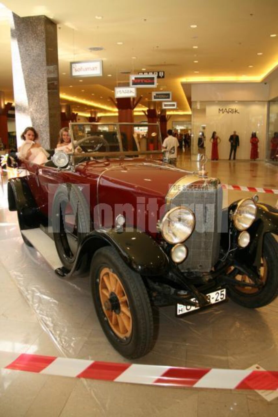 Caravana mașinilor de epocă recreează atmosfera de la începutul secolului XX