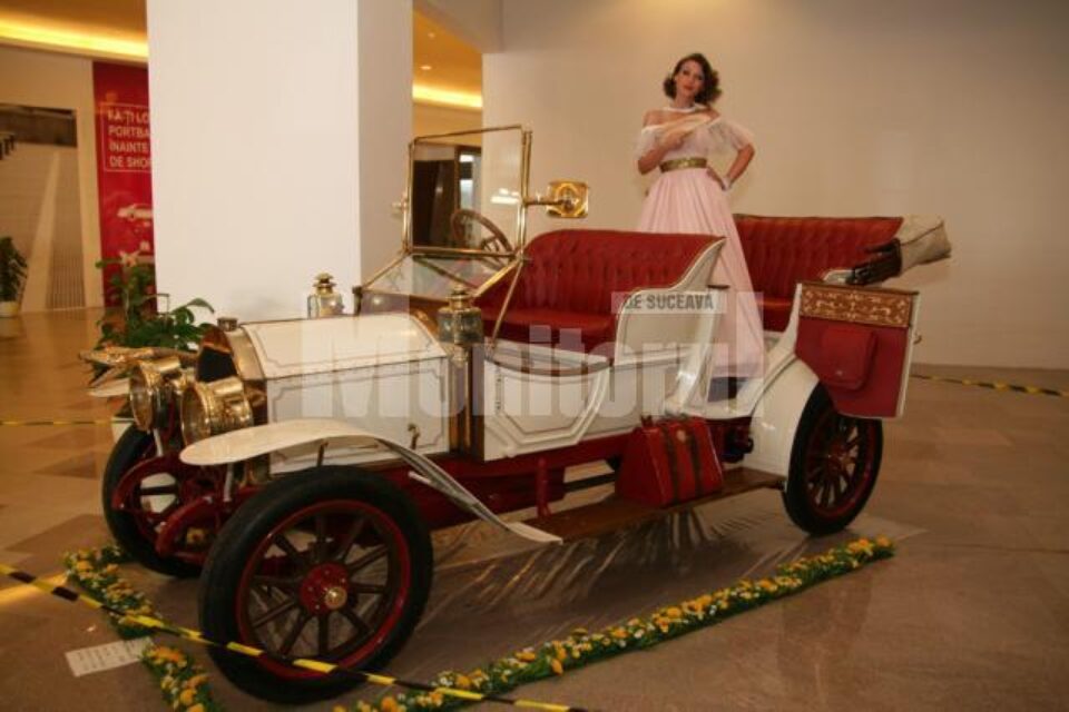 Caravana mașinilor de epocă recreează atmosfera de la începutul secolului XX