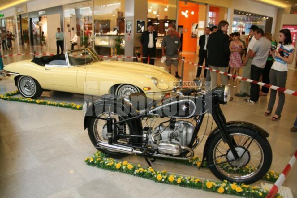 Caravana mașinilor de epocă recreează atmosfera de la începutul secolului XX