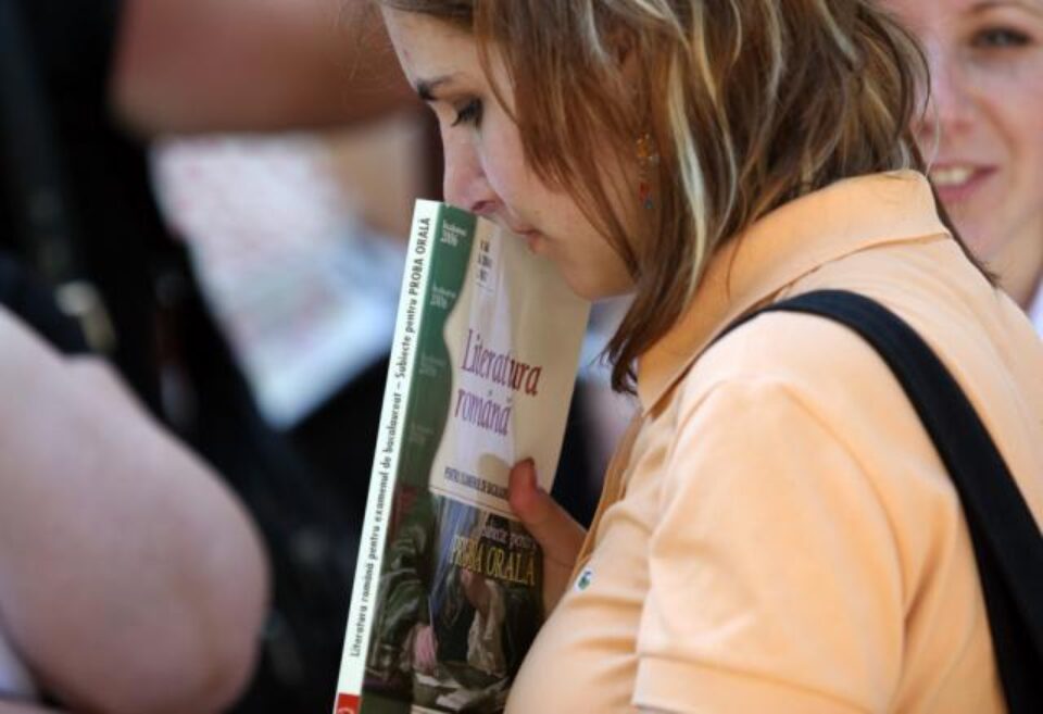 Foștii elevi de liceu povestesc că la bacalaureat au existat numeroase fraude. Foto: MEDIAFAX