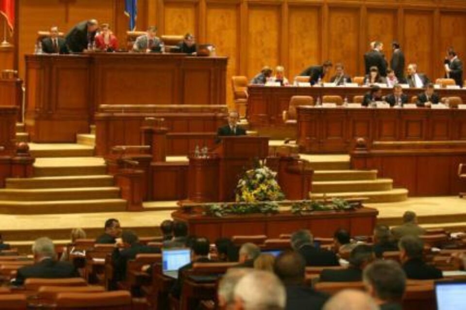 Premierul Emil Boc își asumă răspunderea, în numele Guvernului, în fața Parlamentului, pe proiectele de lege privind Codul civil și Codul penal. Foto: CAPP Premierul Emil Boc își asumă răspunderea, în numele Guvernului, în fața Parlamentului, pe proiectele de lege privind Codul civil și Codul penal. Foto: CAPP