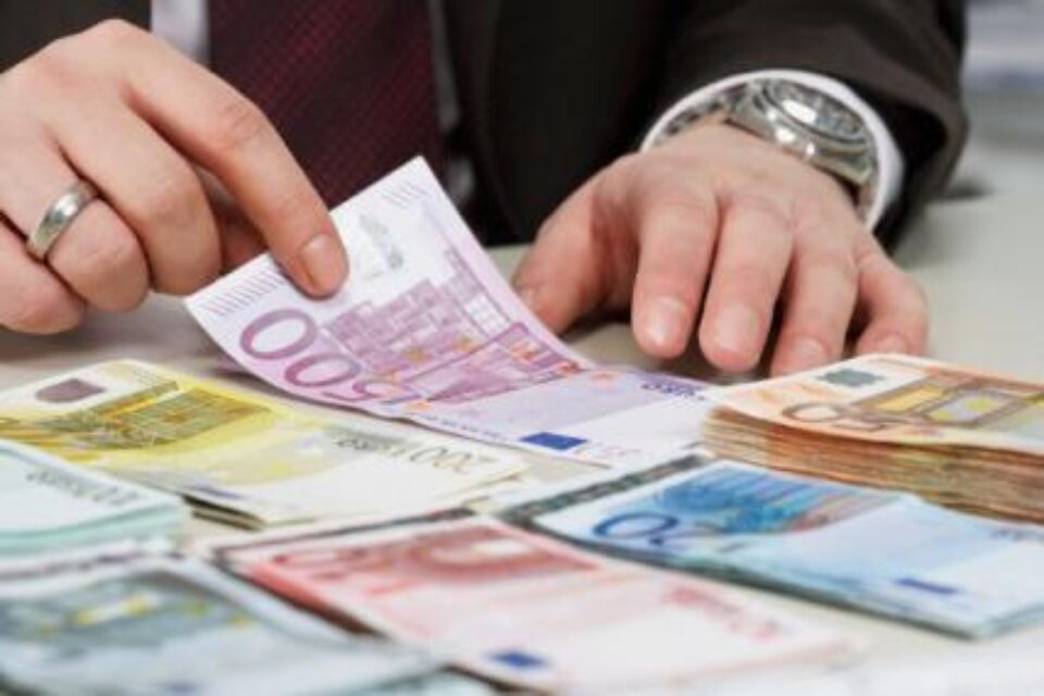 Datoriile neachitate ale statului către firmele care au executat diverse lucrări pe raza județului se ridică la 205,82 de milioane de euro. Foto: CORBIS Datoriile neachitate ale statului către firmele care au executat diverse lucrări pe raza județului se ridică la 205,82 de milioane de euro. Foto: CORBIS