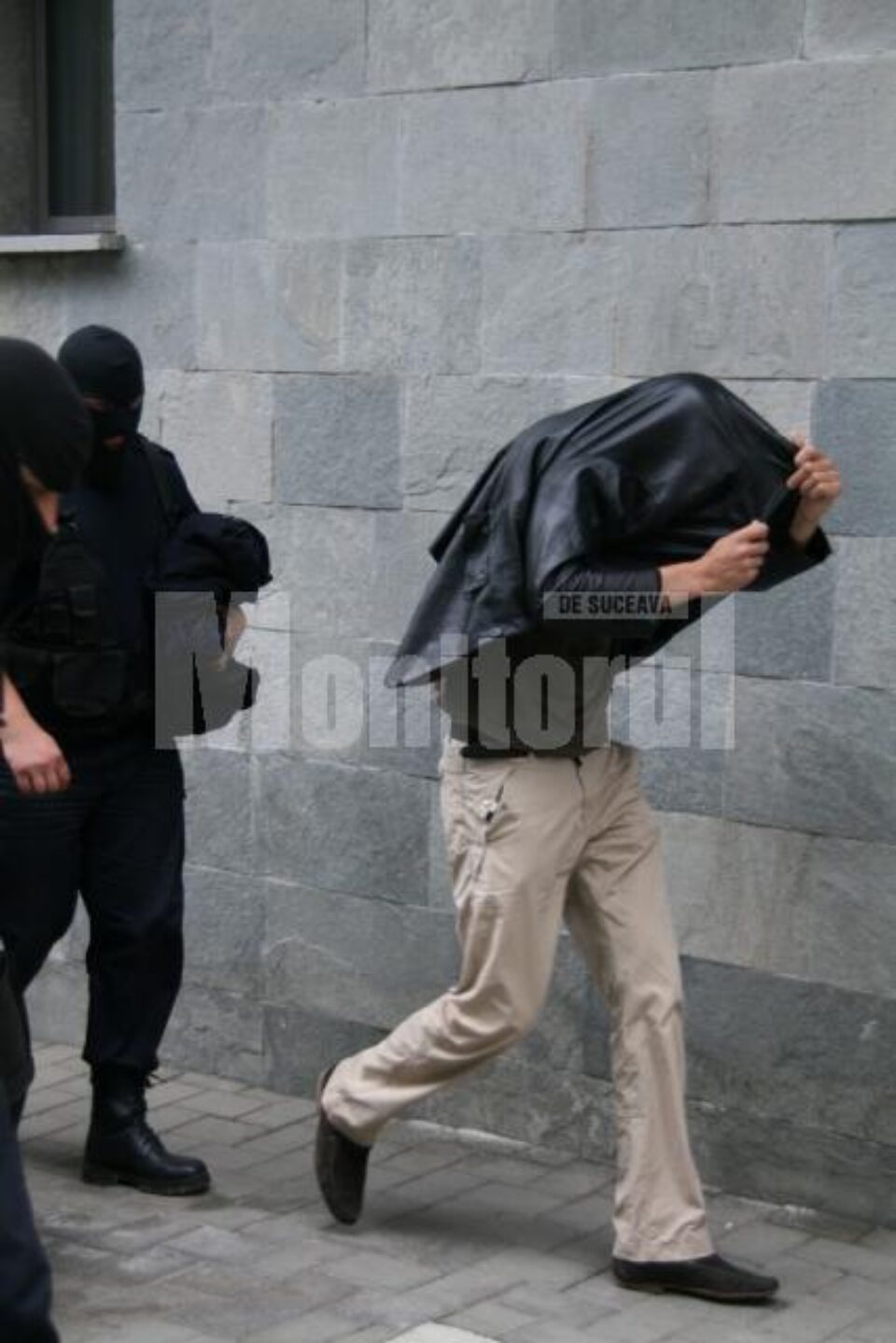 Încătușați și cu gecile în cap, cei nouă suspecți au fost aduși, pe rând, la sediul parchetelor