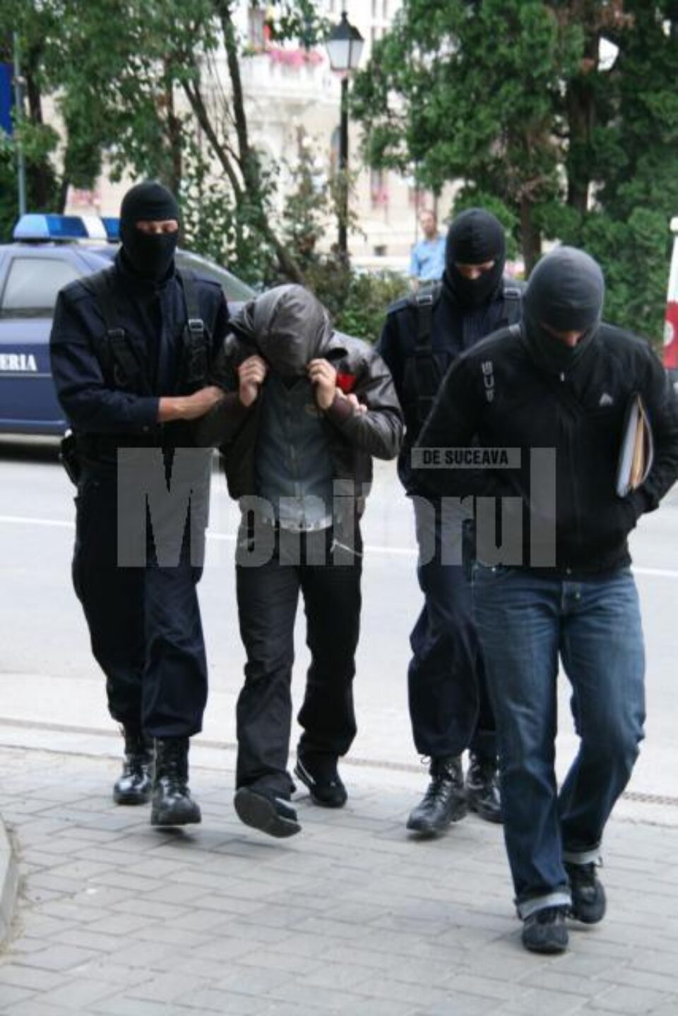 Încătușați și cu gecile în cap, cei nouă suspecți au fost aduși, pe rând, la sediul parchetelor