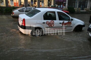 Torente: Centrul Sucevei, inundat în ajun de Sânziene