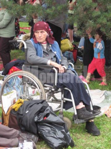 Mănăstirea Sf. Ioan cel Nou Suceava: Ploaie torențială peste cei 5.000 de pelerini, prezenți la slujba de priveghere