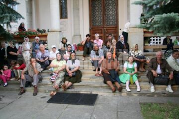 Mănăstirea Sf. Ioan cel Nou Suceava: Ploaie torențială peste cei 5.000 de pelerini, prezenți la slujba de priveghere