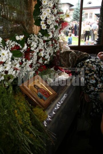 Mănăstirea Sf. Ioan cel Nou Suceava: Ploaie torențială peste cei 5.000 de pelerini, prezenți la slujba de priveghere