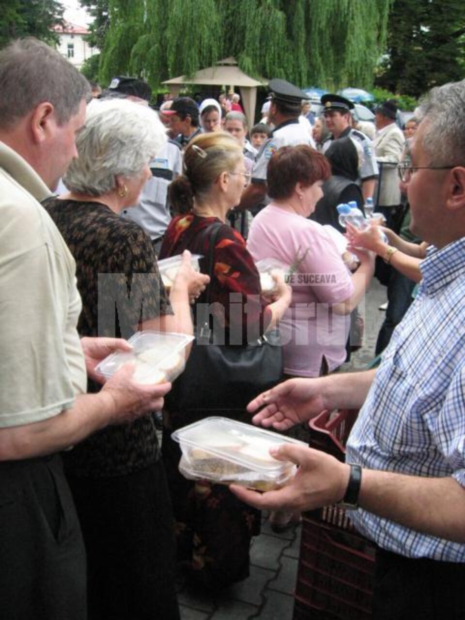 Ospitalitate: 10.000 de sarmale împărțite pelerinilor de primarul Sucevei