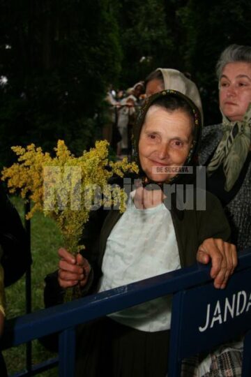 Mănăstirea Sf. Ioan cel Nou Suceava: Ploaie torențială peste cei 5.000 de pelerini, prezenți la slujba de priveghere