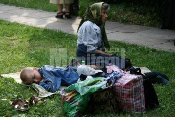 Mănăstirea Sf. Ioan cel Nou Suceava: Ploaie torențială peste cei 5.000 de pelerini, prezenți la slujba de priveghere