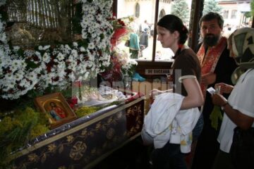 Mănăstirea Sf. Ioan cel Nou Suceava: Ploaie torențială peste cei 5.000 de pelerini, prezenți la slujba de priveghere