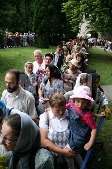 Mănăstirea Sf. Ioan cel Nou Suceava: Ploaie torențială peste cei 5.000 de pelerini, prezenți la slujba de priveghere