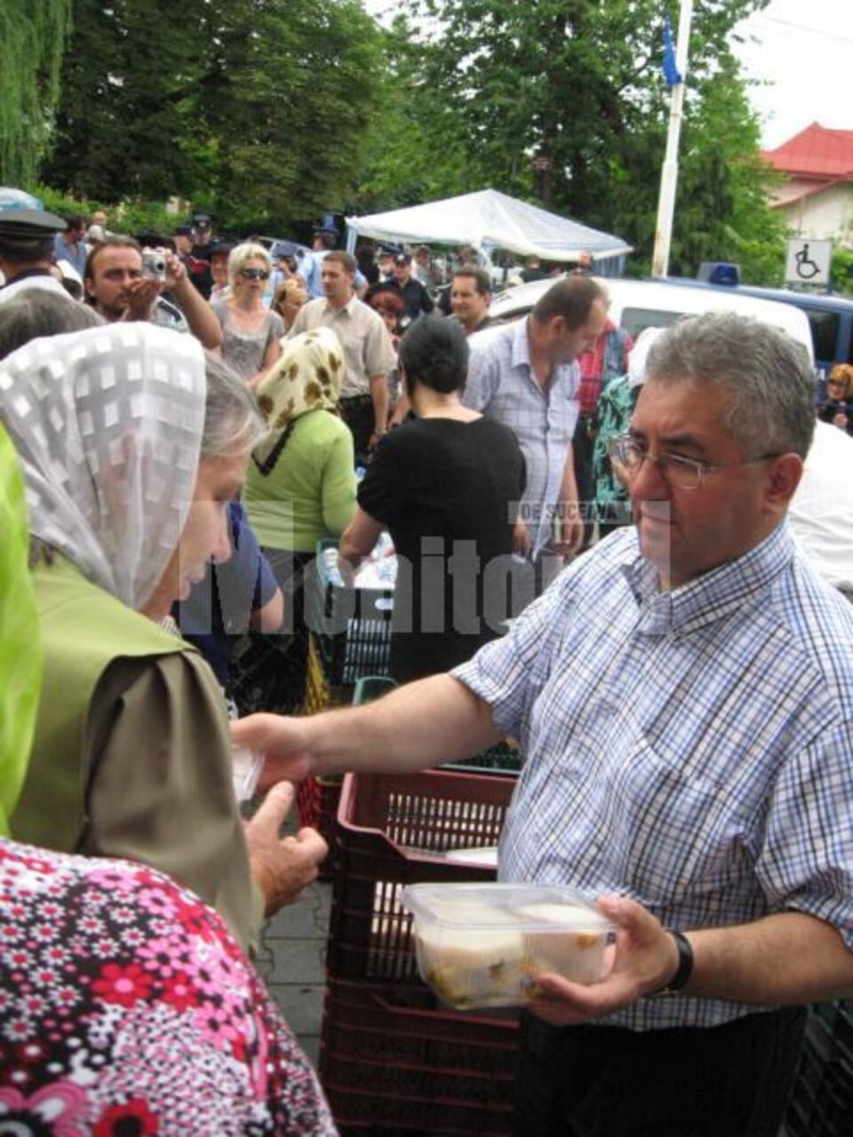Pelerinii au fost întâmpinați cu sarmale și sticle cu apă minerală de către primarul Ion Lungu
