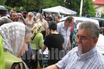 Pelerinii au fost întâmpinați cu sarmale și sticle cu apă minerală de către primarul Ion Lungu