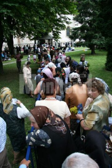 Mănăstirea Sf. Ioan cel Nou Suceava: Ploaie torențială peste cei 5.000 de pelerini, prezenți la slujba de priveghere