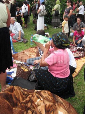 Mănăstirea Sf. Ioan cel Nou Suceava: Ploaie torențială peste cei 5.000 de pelerini, prezenți la slujba de priveghere