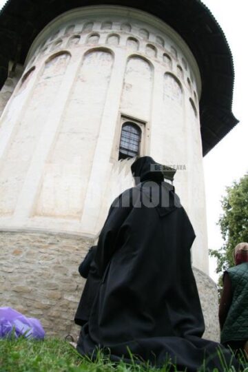 Mănăstirea Sf. Ioan cel Nou Suceava: Ploaie torențială peste cei 5.000 de pelerini, prezenți la slujba de priveghere