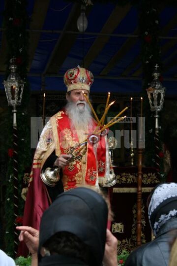 Mănăstirea Sf. Ioan cel Nou Suceava: Ploaie torențială peste cei 5.000 de pelerini, prezenți la slujba de priveghere