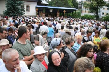 Mănăstirea Sf. Ioan cel Nou Suceava: Ploaie torențială peste cei 5.000 de pelerini, prezenți la slujba de priveghere