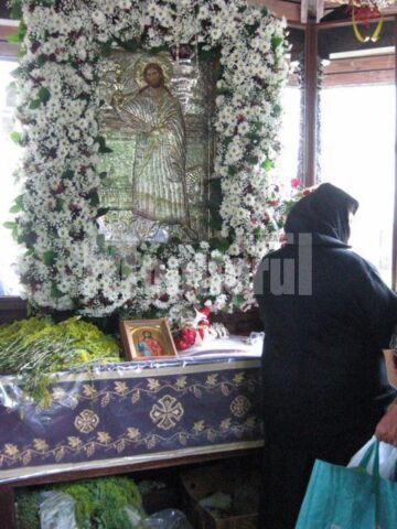 Mănăstirea Sf. Ioan cel Nou Suceava: Ploaie torențială peste cei 5.000 de pelerini, prezenți la slujba de priveghere