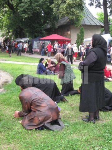 Mănăstirea Sf. Ioan cel Nou Suceava: Ploaie torențială peste cei 5.000 de pelerini, prezenți la slujba de priveghere