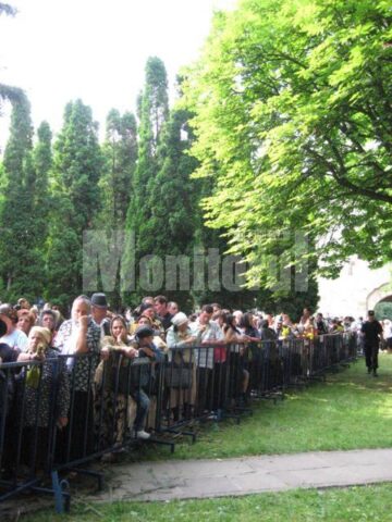 Mănăstirea Sf. Ioan cel Nou Suceava: Ploaie torențială peste cei 5.000 de pelerini, prezenți la slujba de priveghere