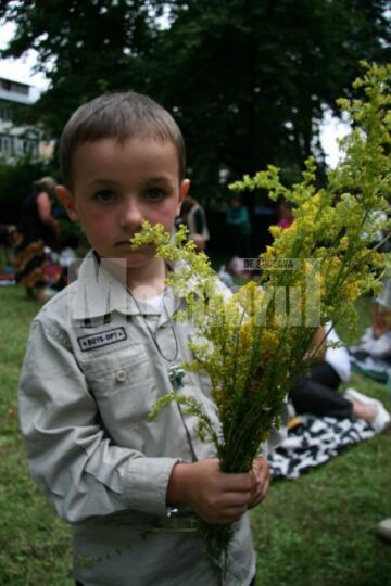 Mănăstirea Sf. Ioan cel Nou Suceava: Ploaie torențială peste cei 5.000 de pelerini, prezenți la slujba de priveghere