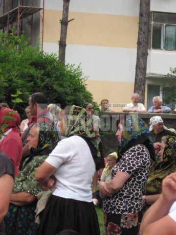 Mănăstirea Sf. Ioan cel Nou Suceava: Ploaie torențială peste cei 5.000 de pelerini, prezenți la slujba de priveghere