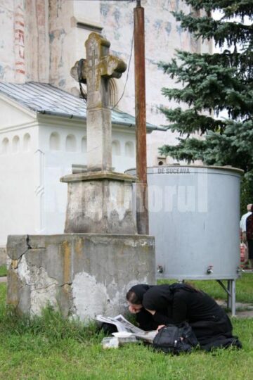 Mănăstirea Sf. Ioan cel Nou Suceava: Ploaie torențială peste cei 5.000 de pelerini, prezenți la slujba de priveghere