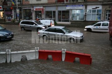 Străzile Sucevei au fost măturate de șuvoaie de apă