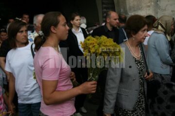 Mănăstirea Sf. Ioan cel Nou Suceava: Ploaie torențială peste cei 5.000 de pelerini, prezenți la slujba de priveghere