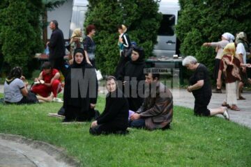 Mănăstirea Sf. Ioan cel Nou Suceava: Ploaie torențială peste cei 5.000 de pelerini, prezenți la slujba de priveghere