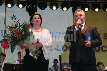 Primarul Ion Lungu oferindu-i Margaretei Clipa un buchet de flori și diploma de Cetățean de onoare