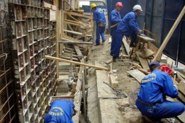 Firmele de construcții se pregătesc să reia lucrările. Foto: MEDIAFAX