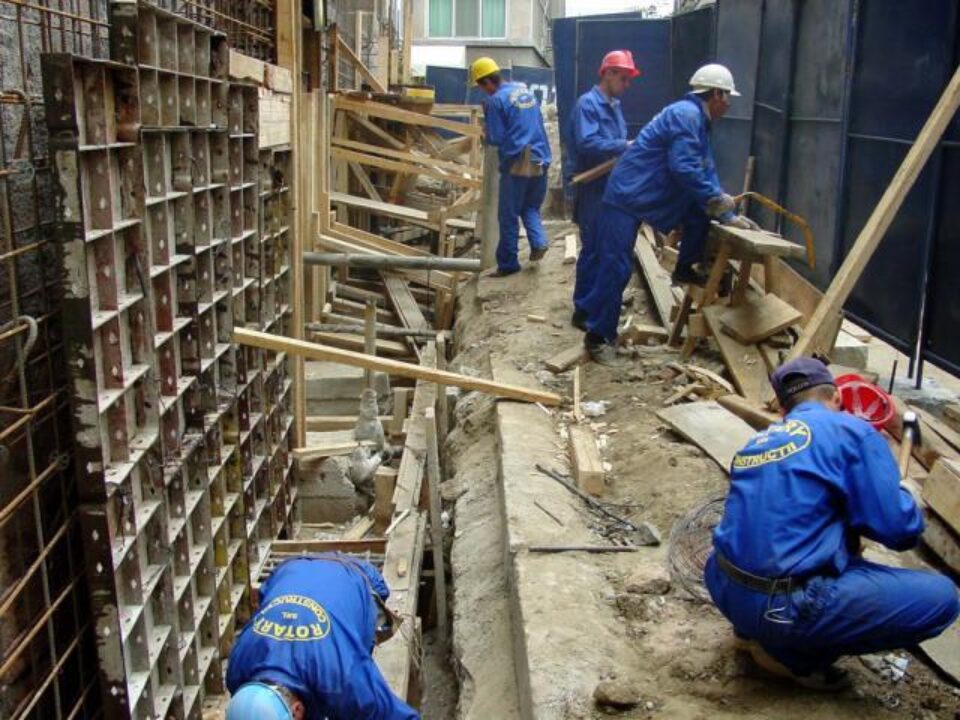 Firmele de construcții se pregătesc să reia lucrările. Foto: MEDIAFAX